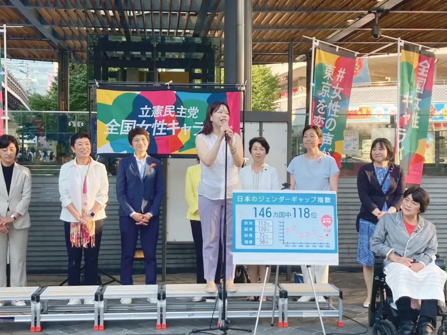 ジェンダー平等：女性候補者のキャラバンで演説